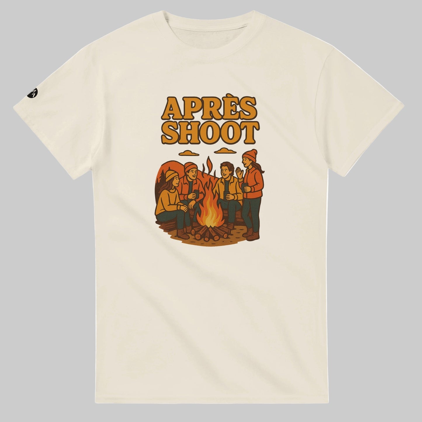 TrapCrackshots Après Shoot T-shirt Natural– clay shooting shirt for men and women. Captures the feeling after the last clay, celebrating camaraderie, evening stories, and relaxation.