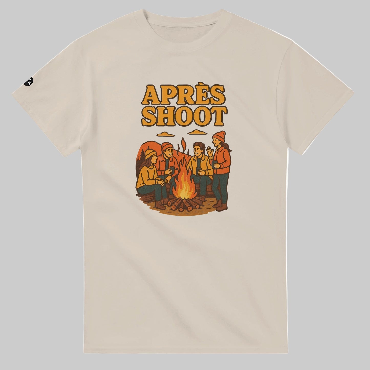 TrapCrackshots Après Shoot T-shirt Sand– clay shooting shirt for men and women. Captures the feeling after the last clay, celebrating camaraderie, evening stories, and relaxation.