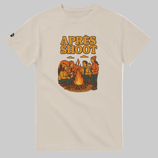 TrapCrackshots Après Shoot T-shirt Sand– clay shooting shirt for men and women. Captures the feeling after the last clay, celebrating camaraderie, evening stories, and relaxation.