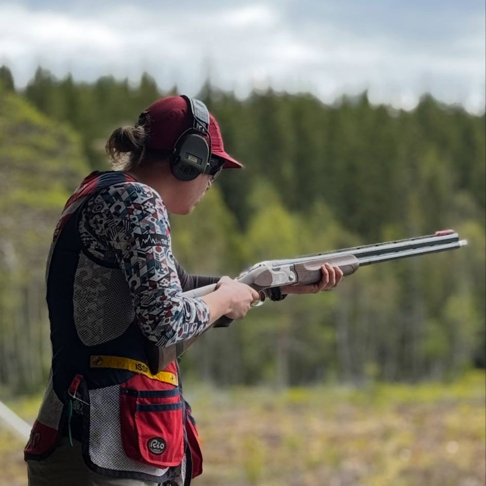 TrapCrackshots Competition Jersey – form-fitting clay shooting shirt for women. Tested for one season, worn by Therese in size L. Designed for focus, performance, and competition attitude.