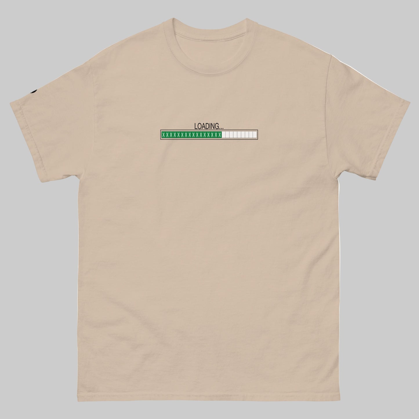 TrapCrackshots MESTER SAND – Loading T-shirt for clay shooters chasing 25/25. Premium cotton tee symbolizing mastery, progress, and passion for trap shooting.