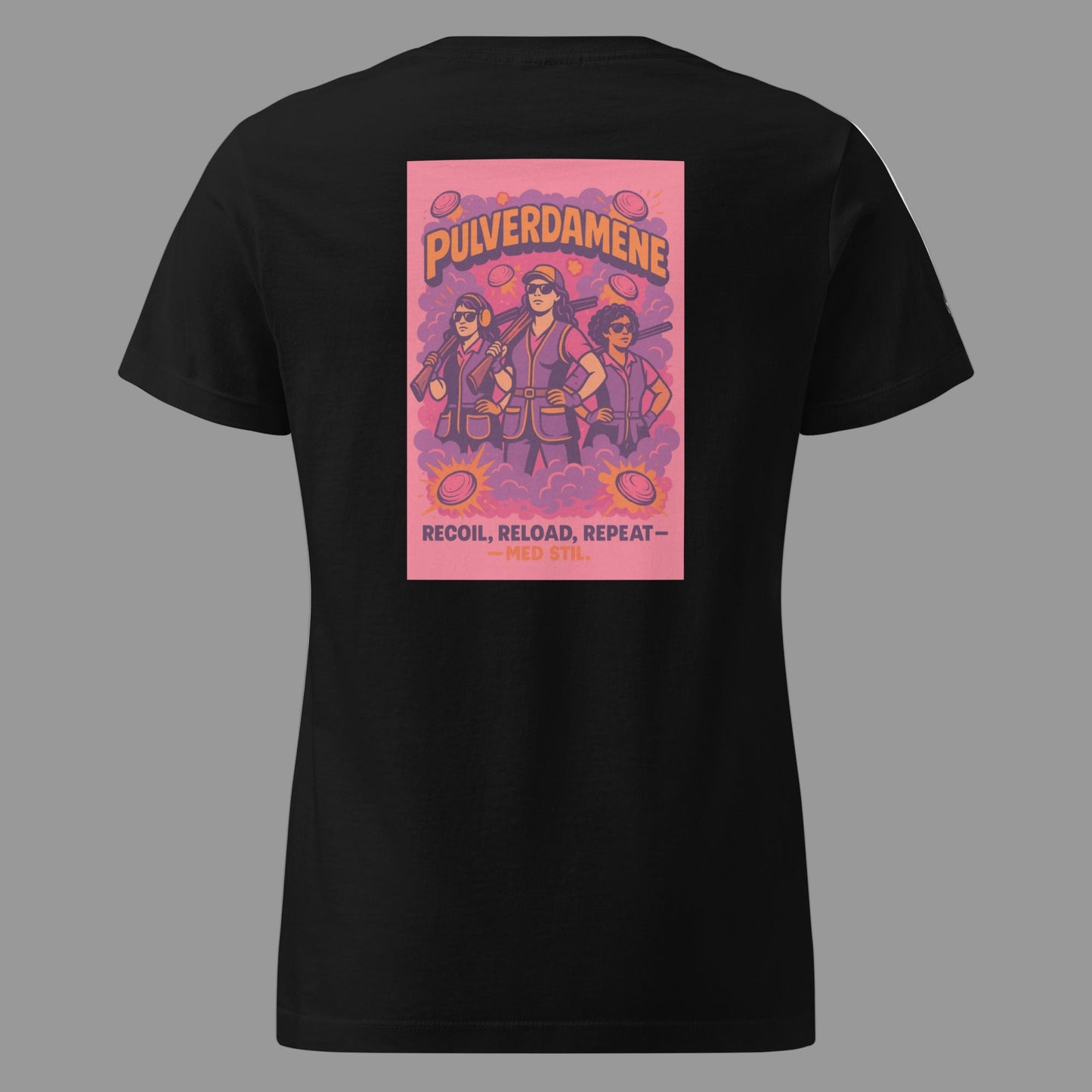 Pulverdamene T-skjorte med feministisk og humoristisk vri på leirdueskyting. Design i retro-stil viser tre damer med hagler og solbriller, omgitt av leirduer og fargerike effekter - tekst 'Recoil, Reload, Repeat – med stil'