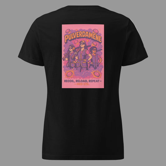 Pulverdamene T-skjorte med feministisk og humoristisk vri på leirdueskyting. Design i retro-stil viser tre damer med hagler og solbriller, omgitt av leirduer og fargerike effekter - tekst 'Recoil, Reload, Repeat – med stil'