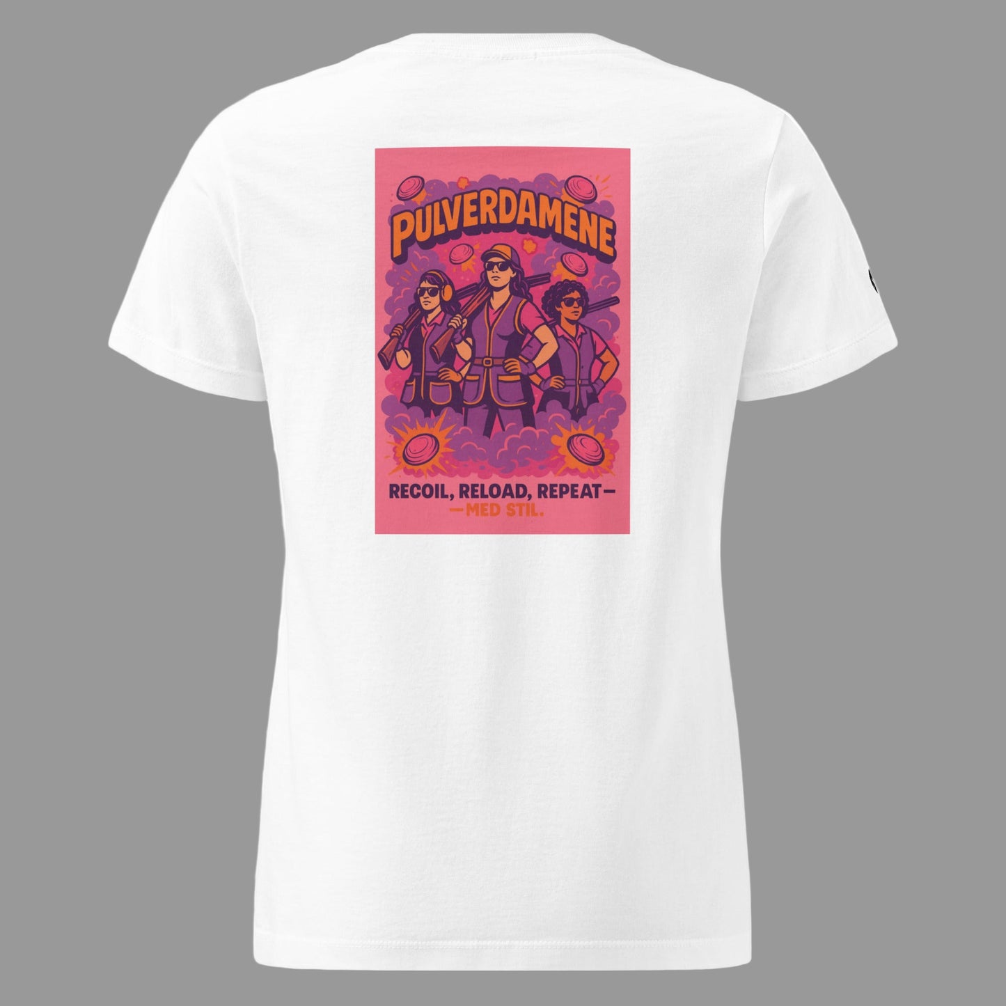 Pulverdamene hvit T-skjorte med feministisk og humoristisk vri på leirdueskyting. Design i retro-stil viser tre damer med hagler og solbriller, omgitt av leirduer og fargerike effekter - tekst 'Recoil, Reload, Repeat – med stil'