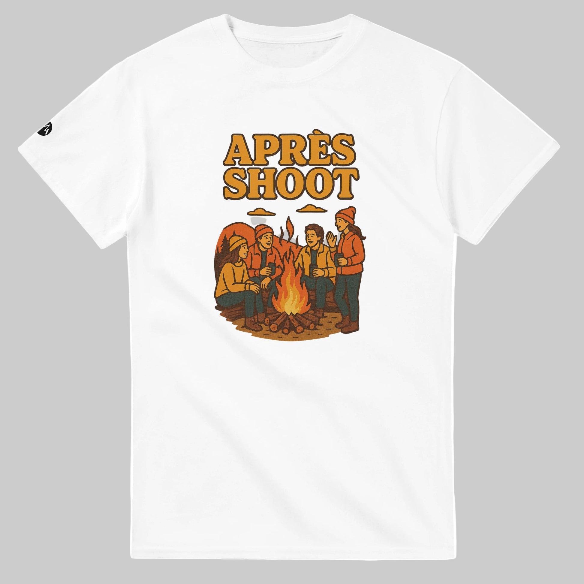 TrapCrackshots Après Shoot T-shirt white – clay shooting shirt for men and women. Captures the feeling after the last clay, celebrating camaraderie, evening stories, and relaxation.