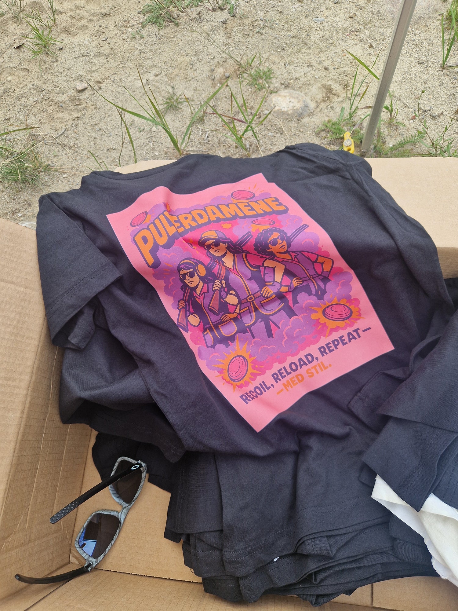 Femal Pulverdame t-shirt Black and pink - Recoil, reload, repeat