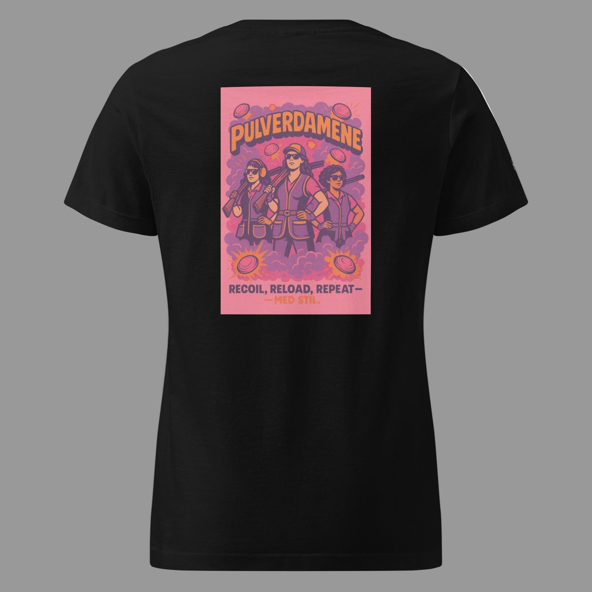 Pulverdamene T-skjorte med feministisk og humoristisk vri på leirdueskyting. Design i retro-stil viser tre damer med hagler og solbriller, omgitt av leirduer og fargerike effekter - tekst 'Recoil, Reload, Repeat – med stil'