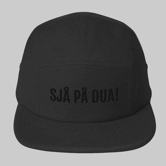 SJÅ På DUA five-panel cap – black cotton adjustable snapback hat with the focus text. Stylish and functional headwear for clay shooting and outdoor sports.